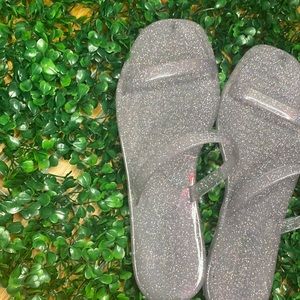 It’s actually very sparkly and very cute for little occasions